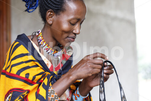 Veredeln von Perlenwebereien (Kenia, Maasai Brand) - lobOlmo Fair-Trade-Fotoarchiv