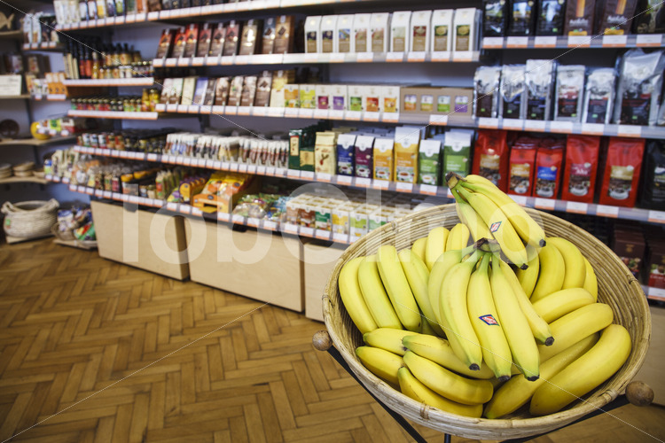 Verkauf ecuadorianischer Bananen in einem Weltladen (Deutschland, UROCAL) - lobOlmo Fair-Trade-Fotoarchiv