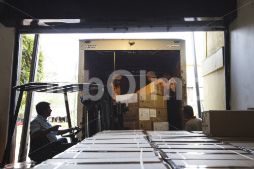 Verladen von Gewürzen (Sri Lanka, SOFA/BioFoods) - lobOlmo Fair-Trade-Fotoarchiv