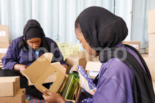 Verpacken der Upcycling-Glaswaren (Tansania, CHAKO) - lobOlmo Fair-Trade-Fotoarchiv