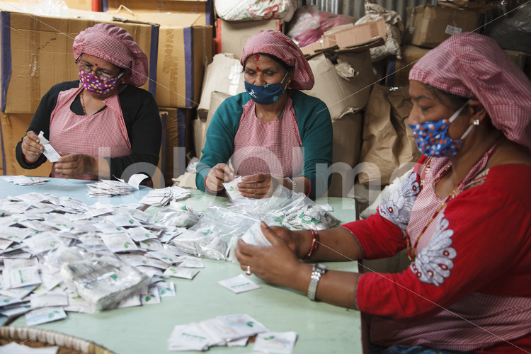 Verpacken von Beuteltee (Nepal, KTE) - lobOlmo Fair-Trade-Fotoarchiv