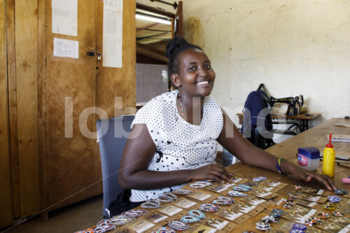 Verpacken von Perlenwebereien (Kenia, BeadWORKS) - lobOlmo Fair-Trade-Fotoarchiv