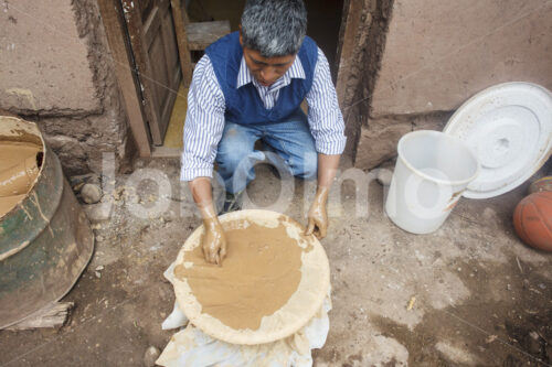 Vorbereiten des Tons (Peru, Manos Amigas) - lobOlmo Fair-Trade-Fotoarchiv