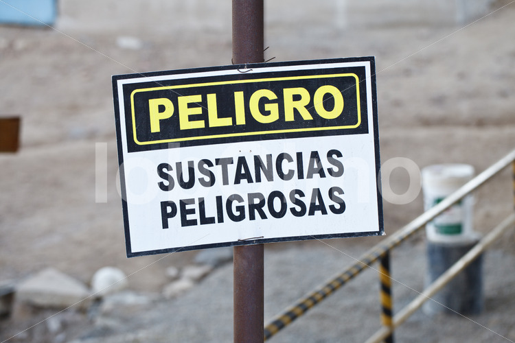 Warnschild außerhalb der Goldmine Santa Filomena (Peru, SOTRAMI) - lobOlmo Fair-Trade-Fotoarchiv