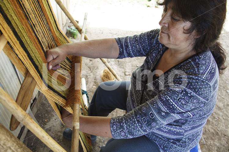 Weben mit Schafwolle (Chile, Chol-Chol) - lobOlmo Fair-Trade-Fotoarchiv