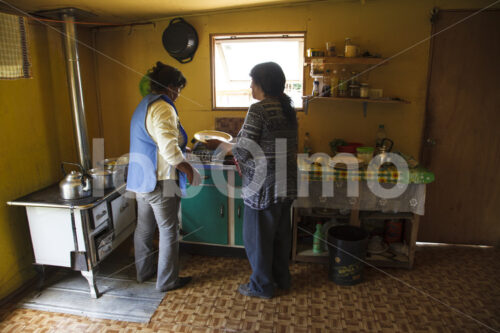 Weberinnen beim Geschirr spülen (Chile, Chol-Chol) - lobOlmo Fair-Trade-Fotoarchiv