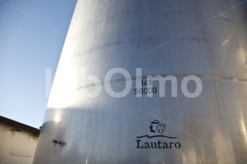 Weintanks aus Edelstahl (Chile, Vinos Lautaro) - lobOlmo Fair-Trade-Fotoarchiv