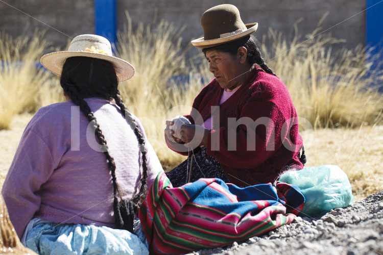 Wickeln von Alpaka-Schurwolle (Peru, CIAP) - lobOlmo Fair-Trade-Fotoarchiv
