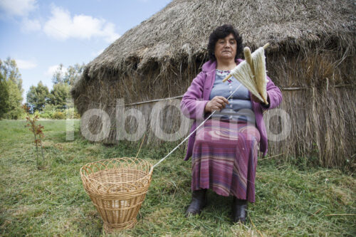 Wickeln von Schafwolle (Chile, Chol-Chol) - lobOlmo Fair-Trade-Fotoarchiv