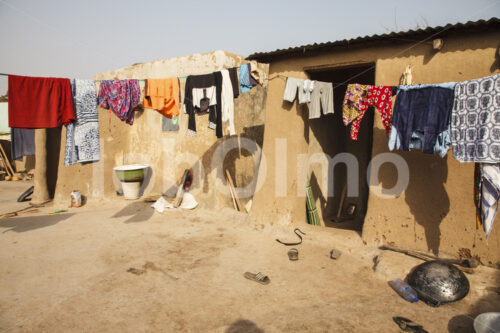 Wohnhaus einer Korbflechterinnenfamilie (Ghana, TradeAID) - lobOlmo Fair-Trade-Fotoarchiv