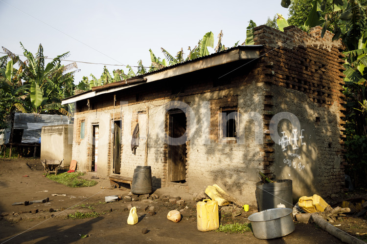 Wohnhaus einer Vanillebauernfamilie (Uganda, RFCU) - lobOlmo Fair-Trade-Fotoarchiv
