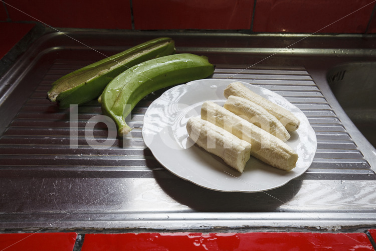 Zubereitung eines Bananengerichts (Ecuador, UROCAL) - lobOlmo Fair-Trade-Fotoarchiv