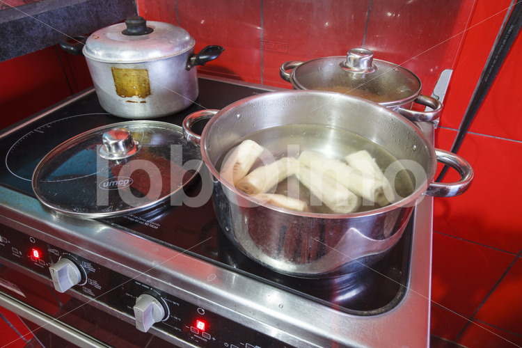 Zubereitung eines Bananengerichts (Ecuador, UROCAL) - lobOlmo Fair-Trade-Fotoarchiv