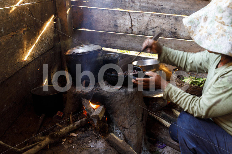 Zubereitung von Trinkschokolade (Bolivien, EL CEIBO) - lobOlmo Fair-Trade-Fotoarchiv