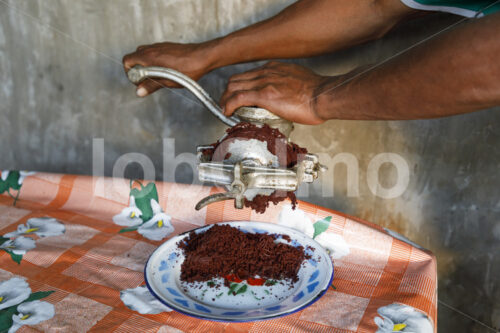 Zubereitung von Trinkschokolade (Bolivien, EL CEIBO) - lobOlmo Fair-Trade-Fotoarchiv