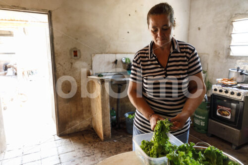 Zuckerrohrbäuerin beim Kochen (Paraguay, Manduvira) - lobOlmo Fair-Trade-Fotoarchiv