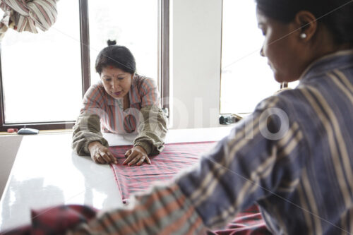 Zuschneiden des Stoffs (Nepal, Mahaguthi) - lobOlmo Fair-Trade-Fotoarchiv